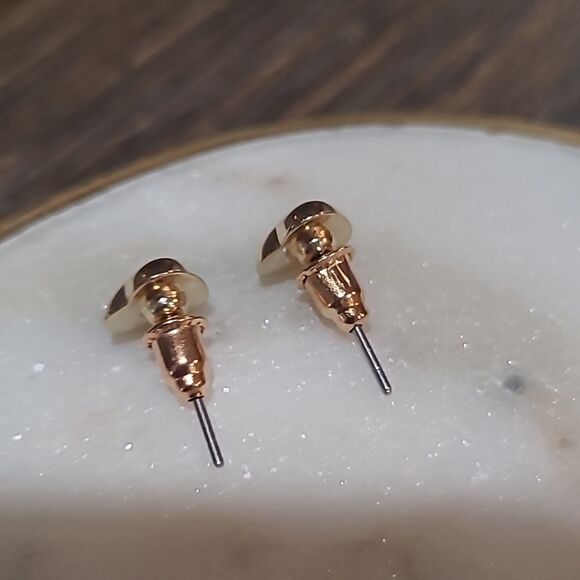 💲6️⃣ Bundled ✔️Plump Heart Golden Stud Earrings .25in wide - Picture 5 of 7